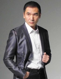 方中信、郭可盈、形象設(shè)計(jì)師吉米、劉錫明參加重慶會(huì)展中心美博會(huì)奧斯卡頒獎(jiǎng)盛典