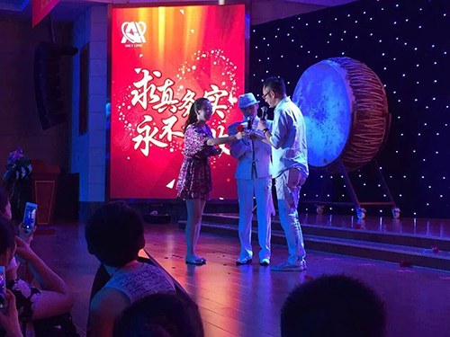 吳啟華、韓國男團Notice出席昆明至愛企業(yè)集團巨星見面演唱會