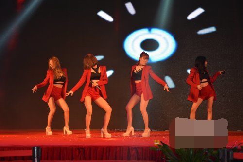 4X少女組合助力?？谛鲁俏釔倧V場封頂儀式